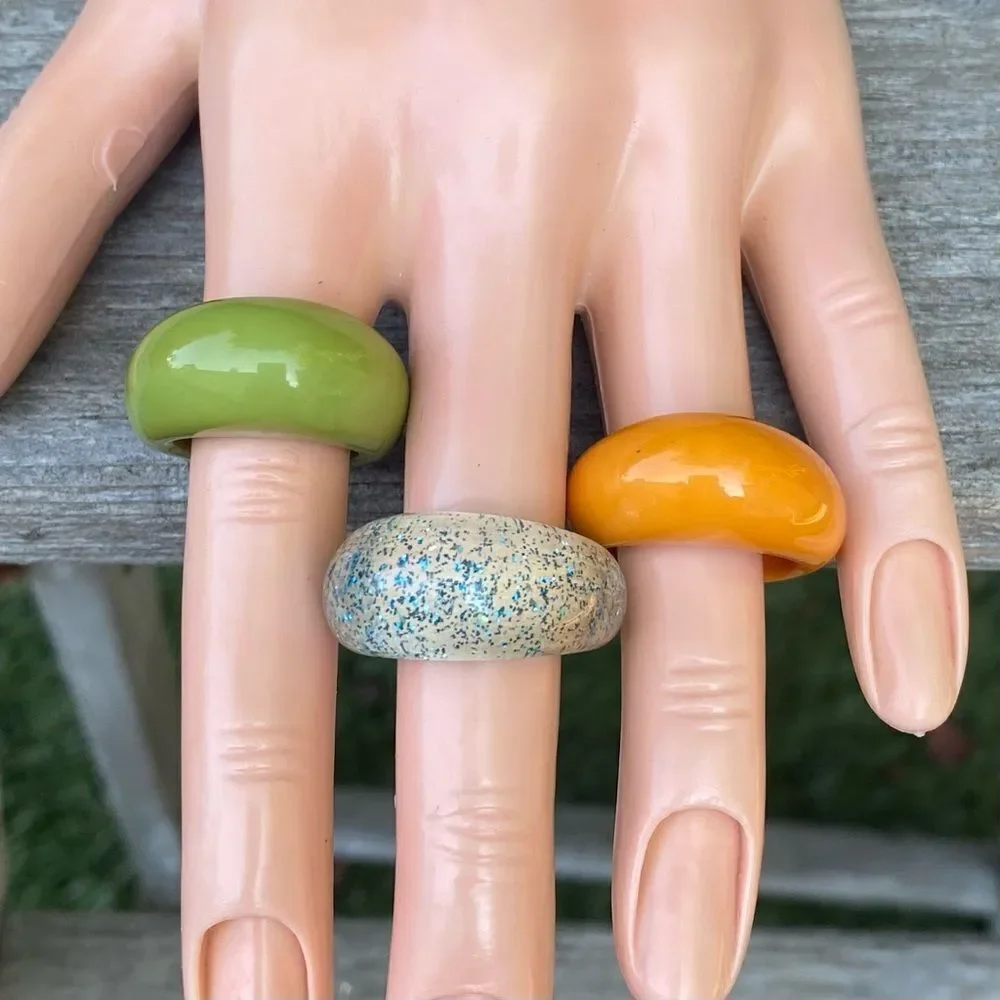 NWT New Urban Outfitters UO 3 Piece Acrylic Ring Set. Size 6 Y2K Retro Mod Squad